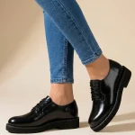 półbuty skórzane damskie, sznurowane, płaska podeszwa, czarny lakier
