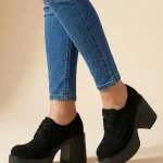 półbuty skórzane damskie na platformie, obcas 9 cm, czarny zamsz