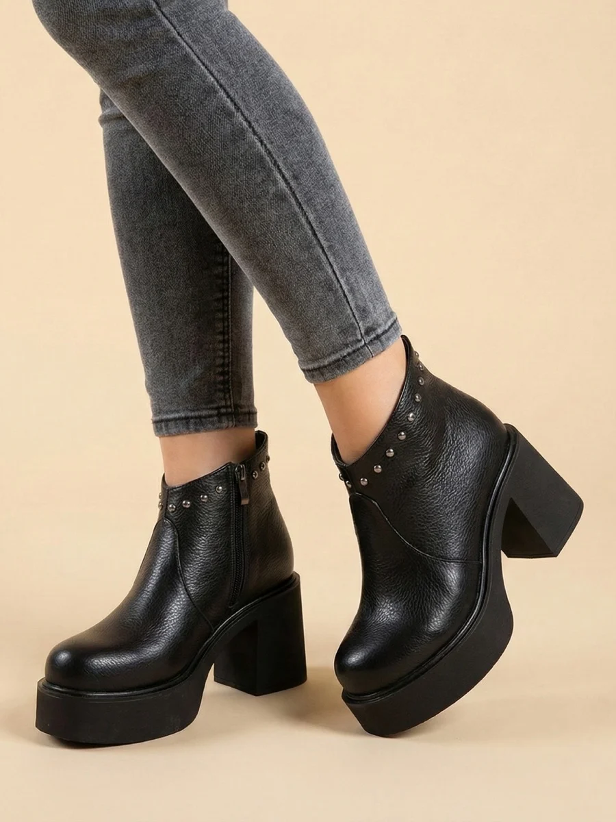 botki skórzane, ocieplane, na platformie, obcas 9 cm, z puklami