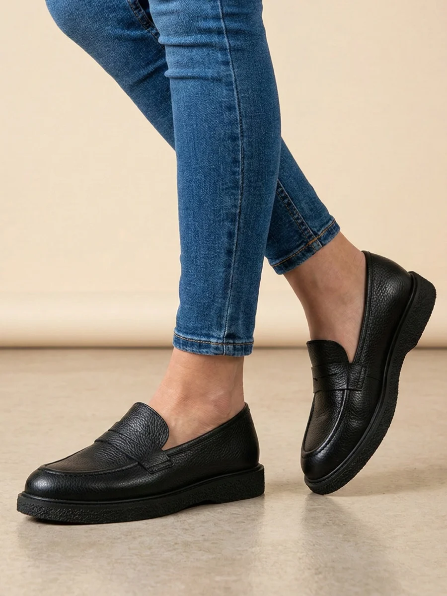 mokasyny damskie skórzane, płaska podeszwa, czarny groszek