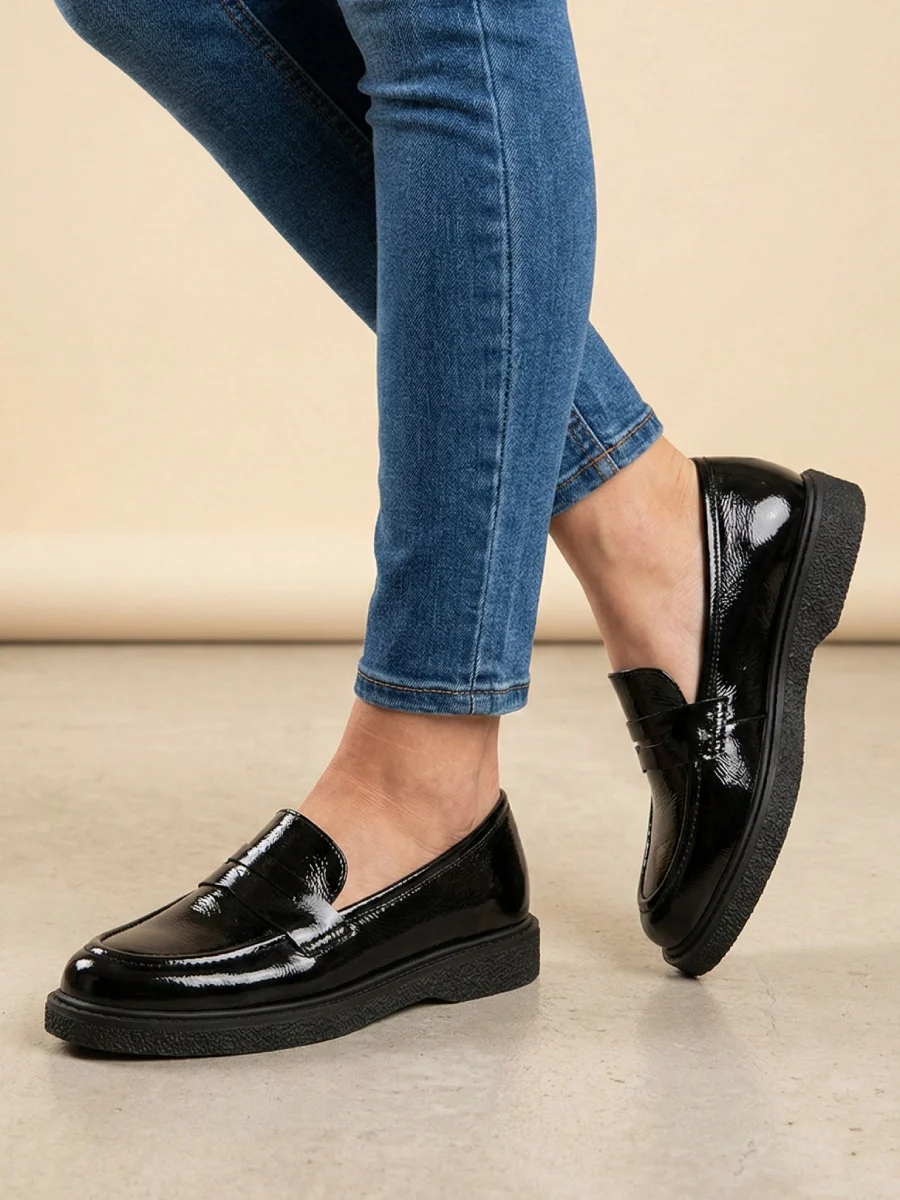 mokasyny damskie skórzane, płaska podeszwa, czarny lakier