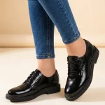 półbuty skórzane damskie, sznurowane, czarny lakier, płaska podeszwa