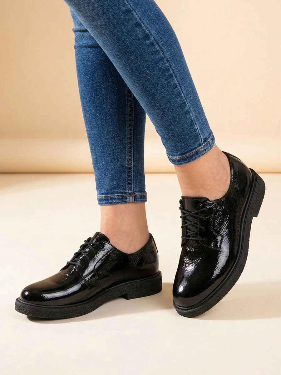 półbuty skórzane damskie, sznurowane, czarny lakier, płaska podeszwa