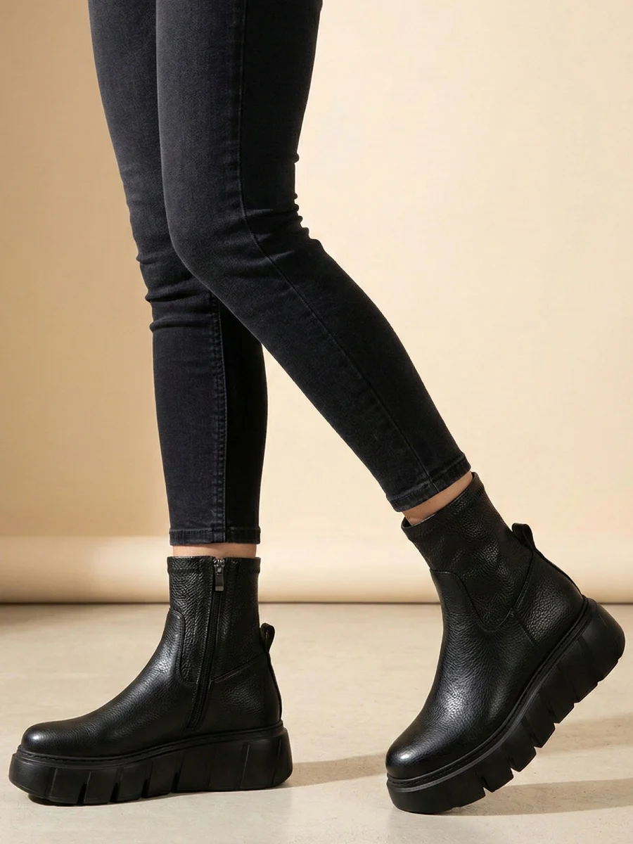 botki skórzane damskie na koturnie ze streczem, czarny groszek