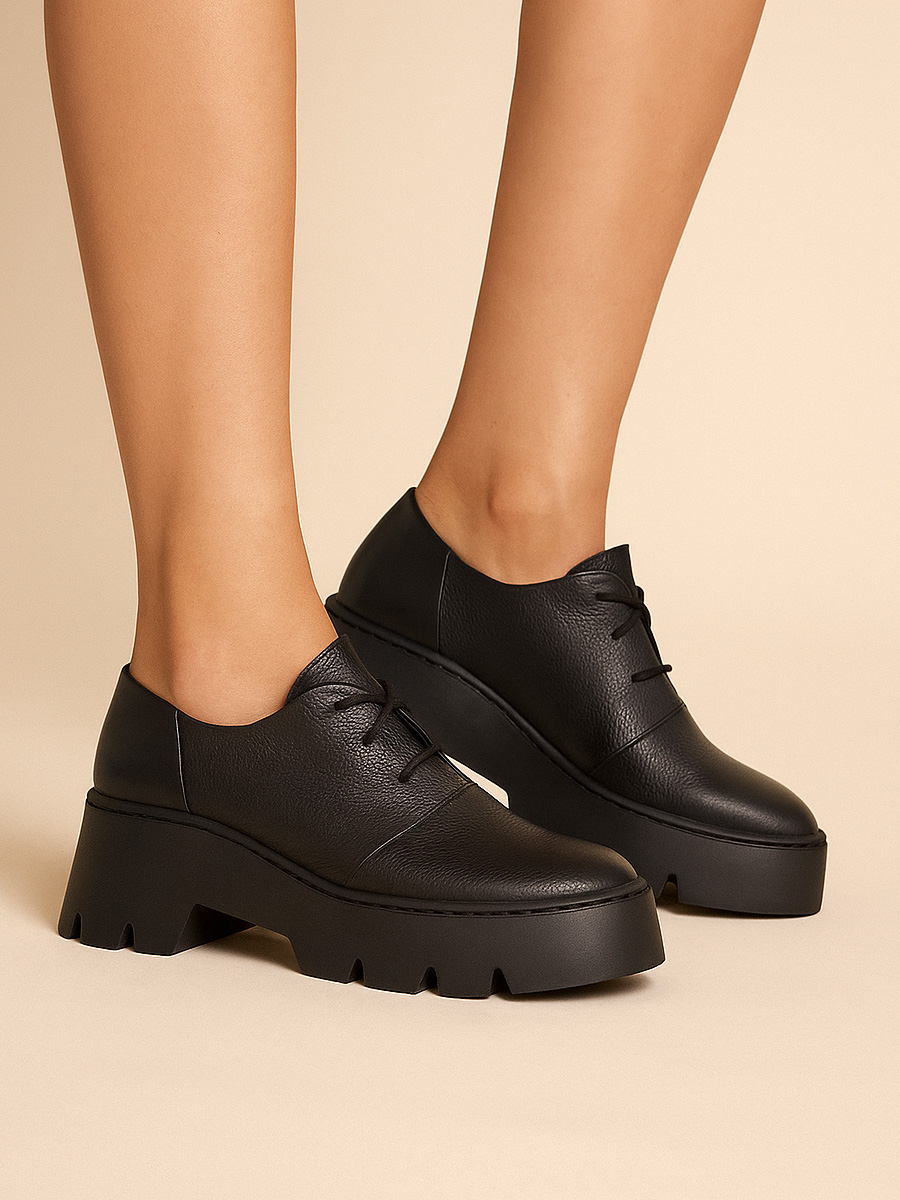 Skórzane oxfordy damskie Lunaria czarny groszek