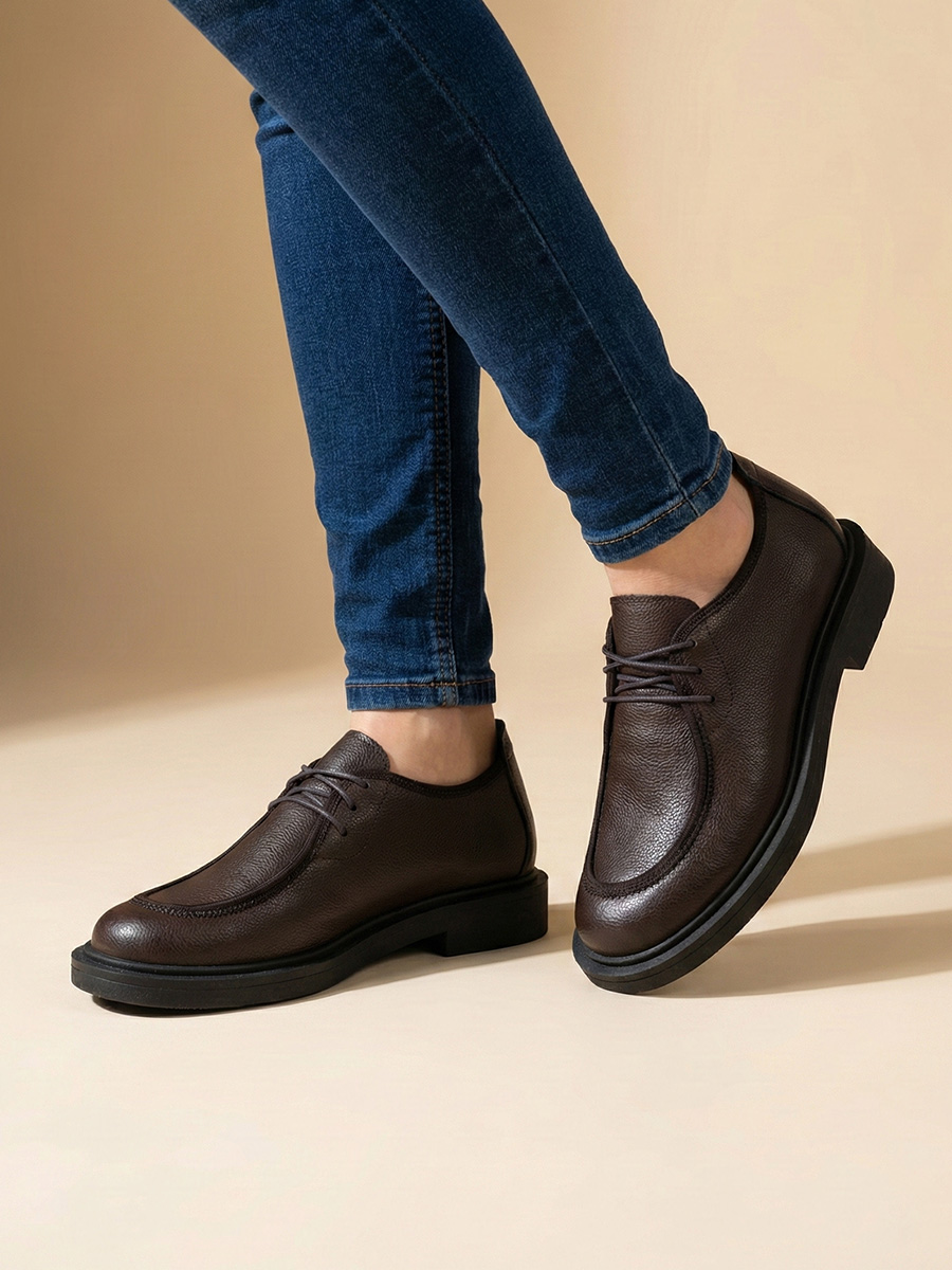 Półbuty skórzane damskie barefoot model Terra w kolorze brązowym. Widoczny szeroki nosek i płaska podeszwa.