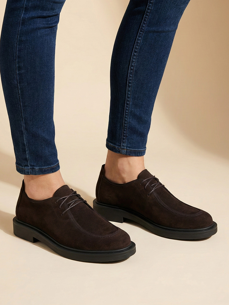 Półbuty skórzane damskie barefoot model Terra w kolorze brązowym. Widoczny szeroki nosek i płaska podeszwa.