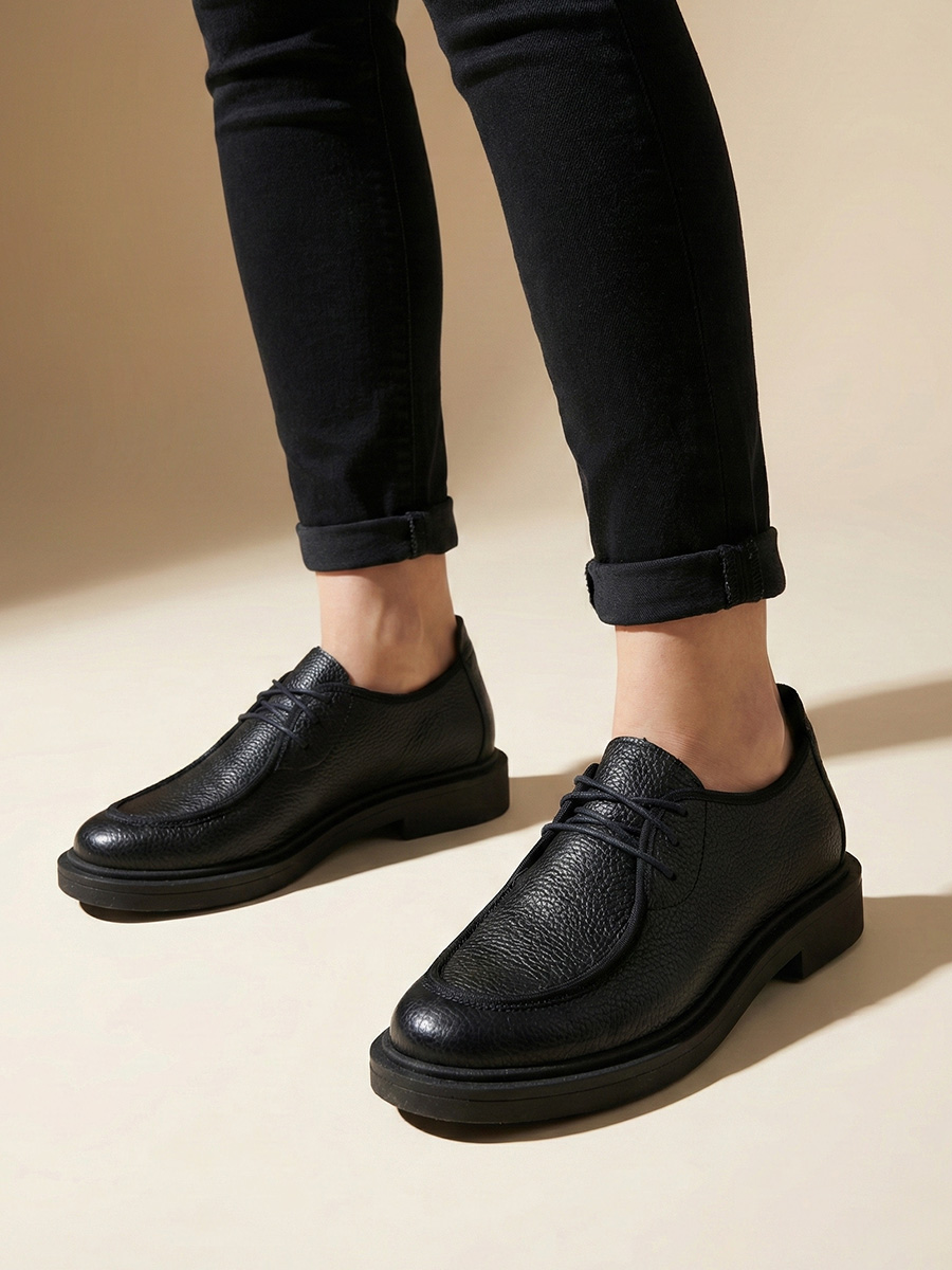 Półbuty skórzane damskie barefoot model Terra w kolorze czarnym. Widoczny szeroki nosek i płaska podeszwa.