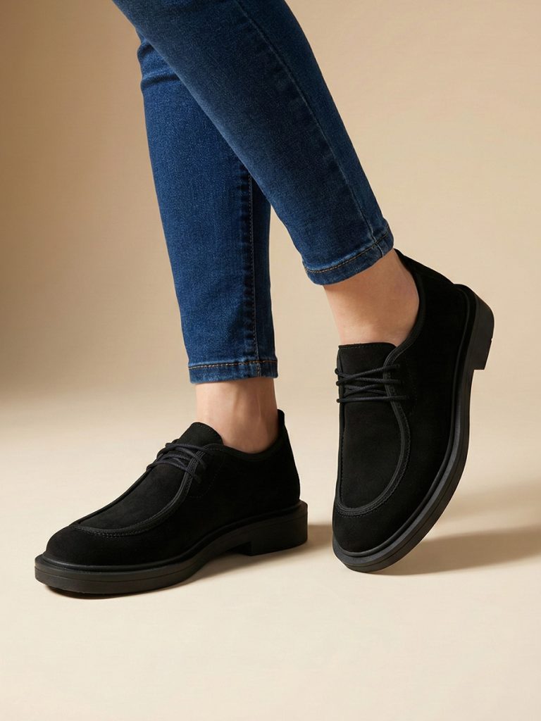 Półbuty skórzane damskie barefoot model Terra w kolorze czarnym. Widoczny szeroki nosek i płaska podeszwa.