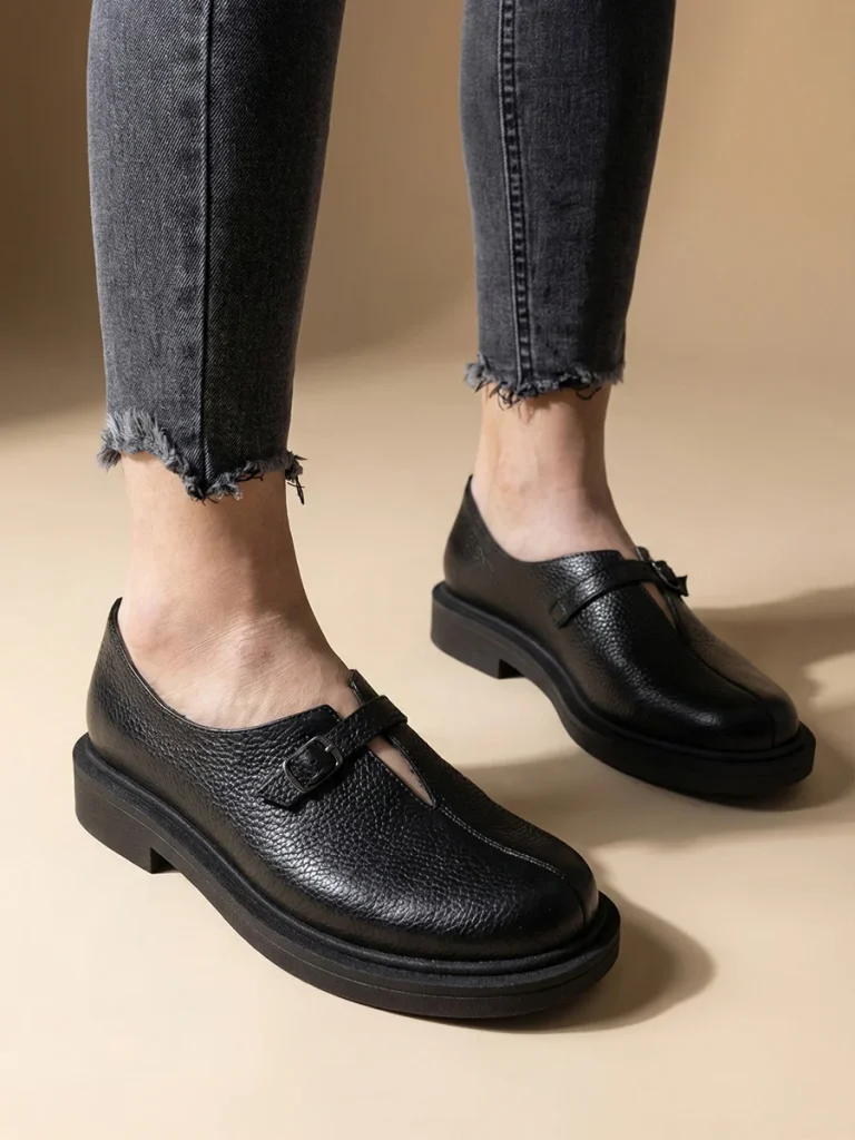 Półbuty skórzane damskie barefoot model Stella w kolorze czarnym. Widoczny szeroki nosek i płaska podeszwa.