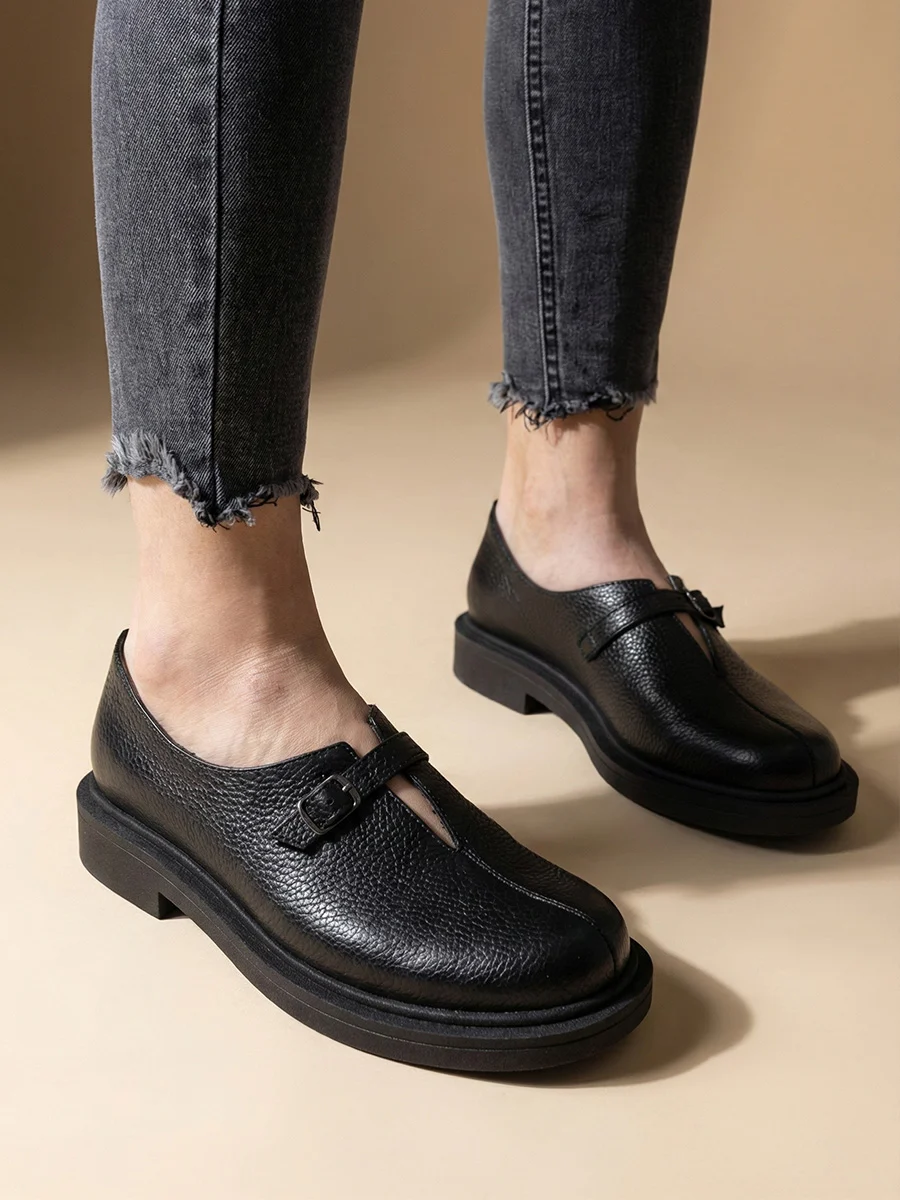 Półbuty skórzane damskie barefoot model Stella w kolorze czarnym. Widoczny szeroki nosek i płaska podeszwa.