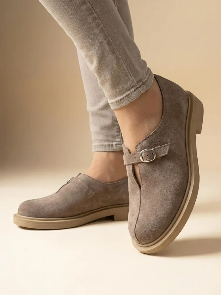Półbuty skórzane damskie barefoot model Stella w kolorze ebano. Widoczny szeroki nosek i płaska podeszwa.