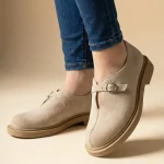 Półbuty skórzane damskie barefoot model Stella w kolorze piasku. Widoczny szeroki nosek i płaska podeszwa.