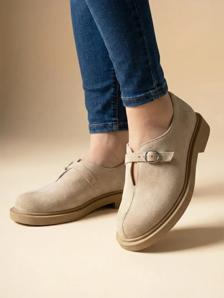 Półbuty skórzane damskie barefoot model Stella w kolorze piasku. Widoczny szeroki nosek i płaska podeszwa.