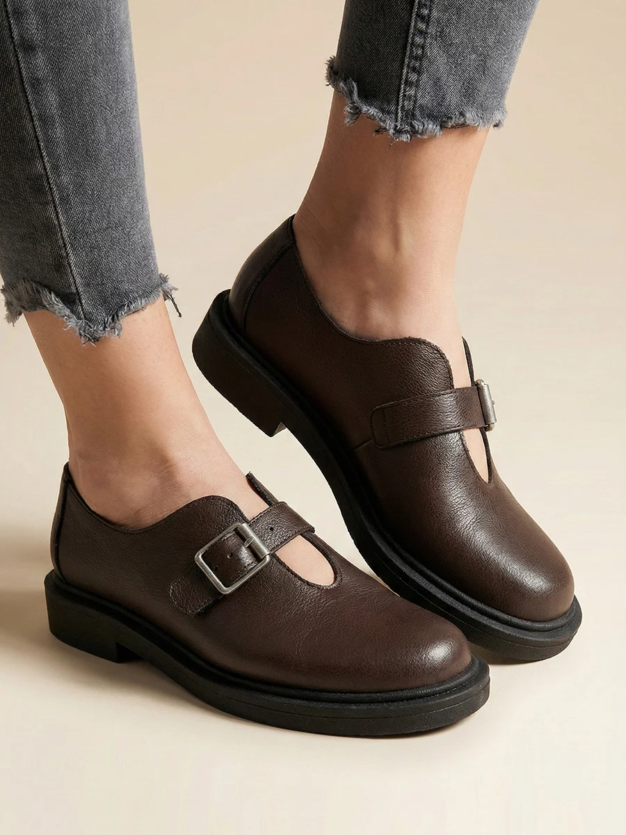 Brązowe skórzane półbuty damskie Vesta w stylu barefoot z szerokim noskiem i srebrną klamrą na grubszej podeszwie.