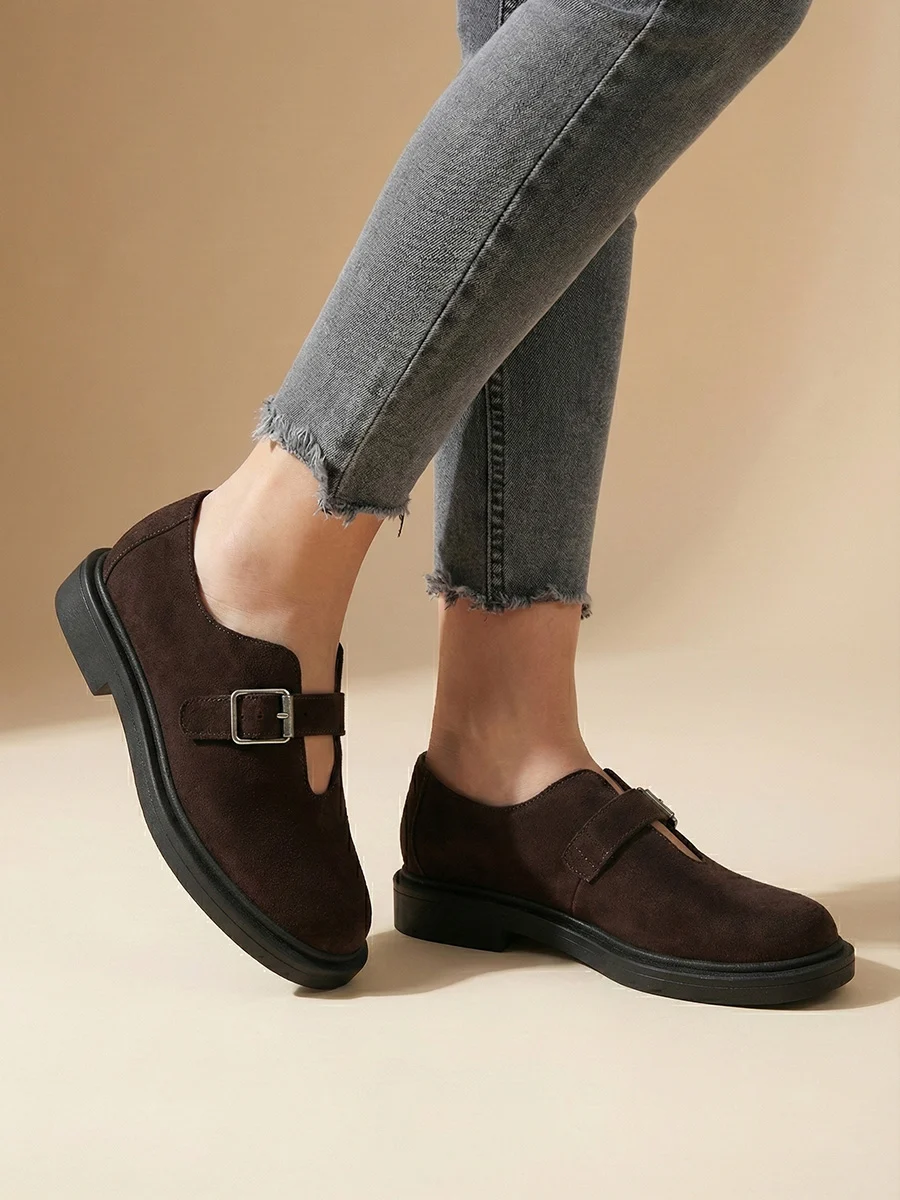 Brązowe skórzane półbuty damskie Vesta w stylu barefoot z szerokim noskiem i srebrną klamrą na grubszej podeszwie.