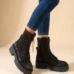 Jak nosić brązowe sznurowane botki barefoot Nova do jeansów jesienią i zimą