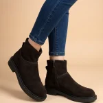 Jak nosić brązowe welurowe botki barefoot Veda do jeansów na wiosnę
