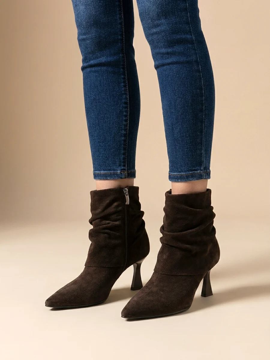 Jak nosić brązowe welurowe botki w szpic model Nyks do jeansów