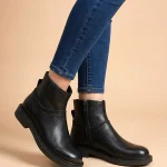 Jak nosić czarne botki barefoot Veda do jeansów na wiosnę
