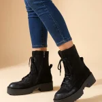 Jak nosić czarne sznurowane botki barefoot Nova do jeansów zimą