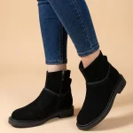 Jak nosić czarne welurowe botki barefoot Veda do jeansów na wiosnę